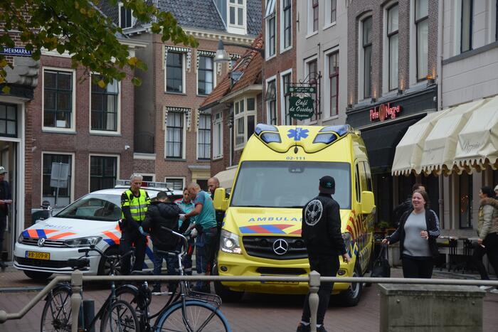 Persoon door omstanders uit het water gehaald