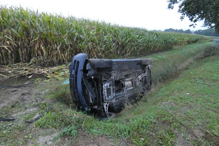 Auto belandt op zijn kant in de sloot