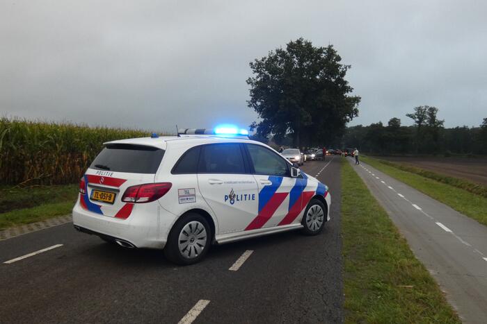 Auto belandt op zijn kant in de sloot