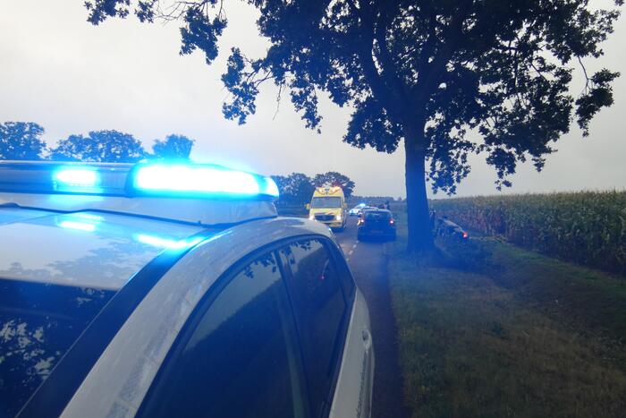 Auto belandt op zijn kant in de sloot