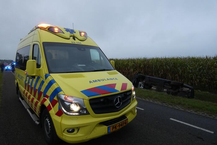 Auto belandt op zijn kant in de sloot