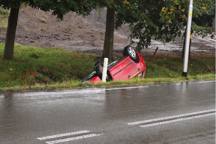 Auto slaat over de kop en belandt in sloot