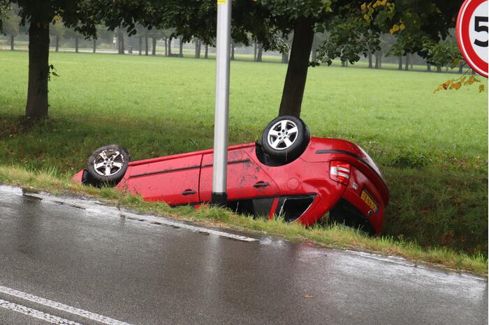 Auto slaat over de kop en belandt in sloot
