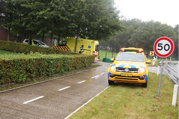 Auto slaat over de kop en belandt in sloot