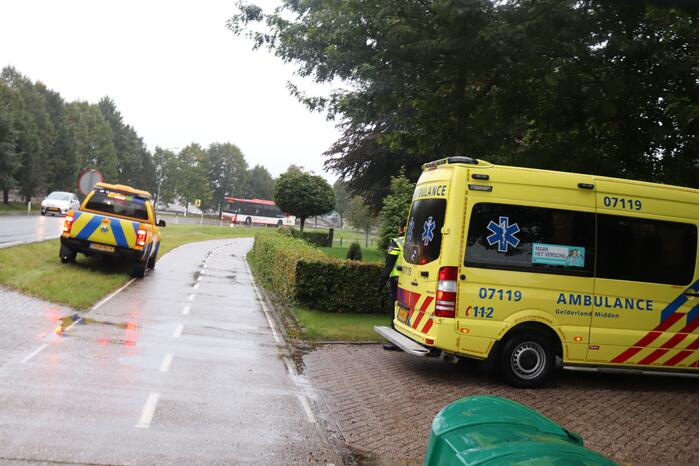 Auto slaat over de kop en belandt in sloot