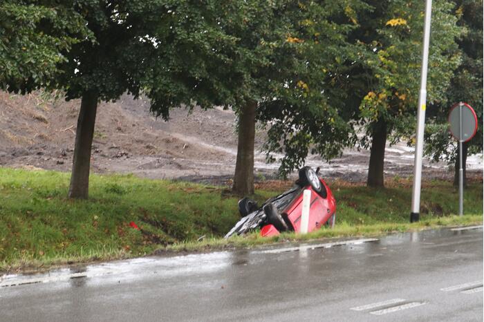 Auto slaat over de kop en belandt in sloot
