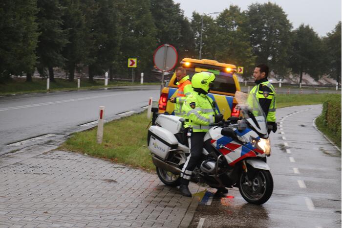Auto slaat over de kop en belandt in sloot