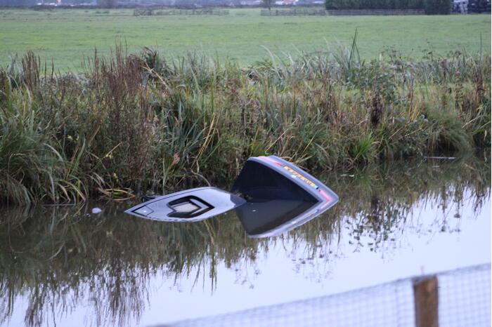 Auto gaat kopje onder, bestuurder blijft ongedeerd