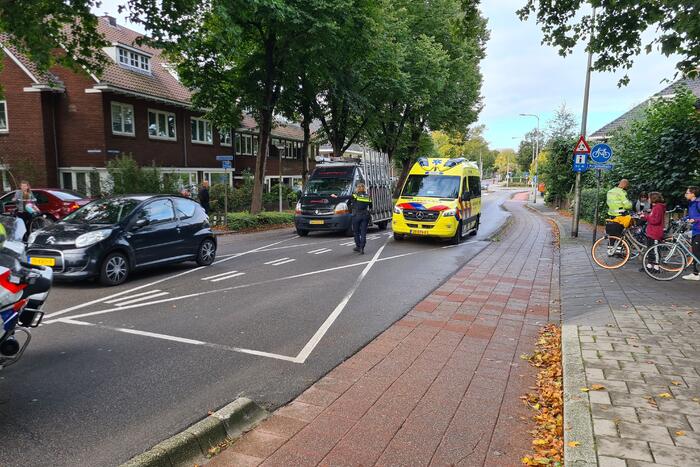 Twee fietsers botsen op elkaar