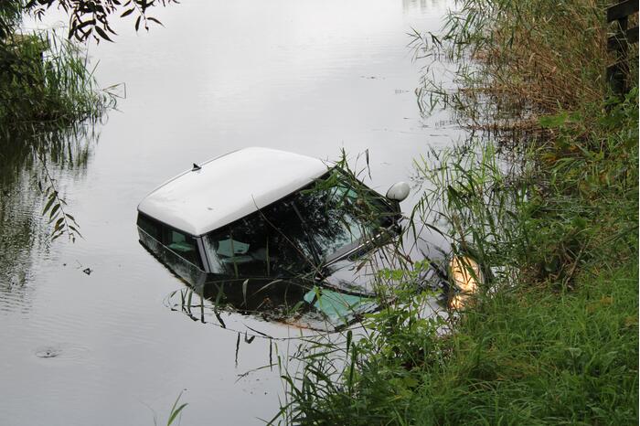 Auto te water geraakt