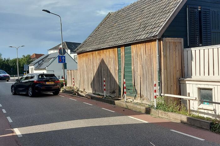 Auto crasht op schuur