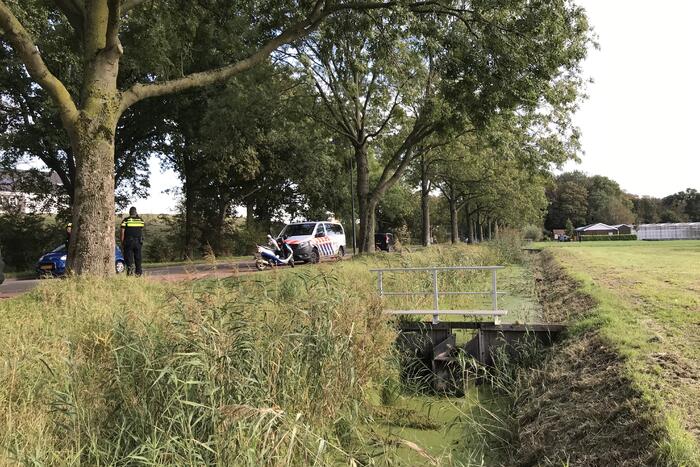 Scooterrijder gaat hard onderuit en raakt gewond