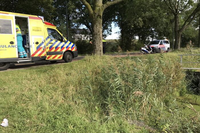 Scooterrijder gaat hard onderuit en raakt gewond