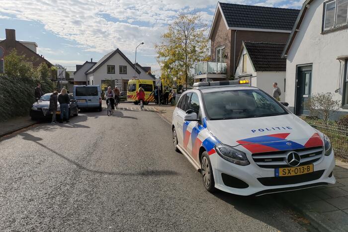 Appende fietsster knalt hard tegen auto