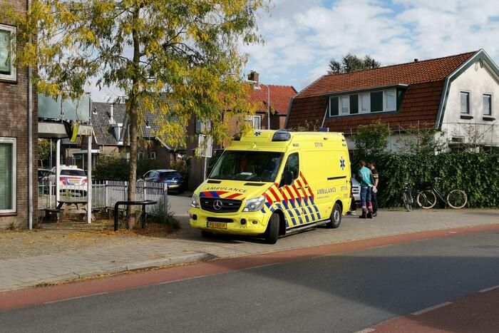 Appende fietsster knalt hard tegen auto
