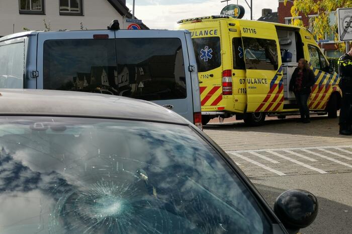 Appende fietsster knalt hard tegen auto