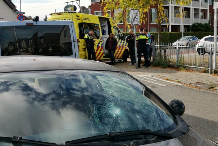 Appende fietsster knalt hard tegen auto