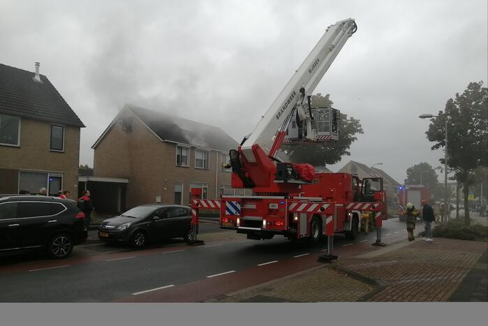 Veel rook bij brand op zolder van woning