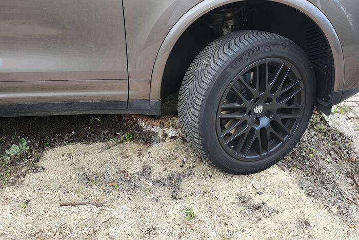 Bestuurder Porsche Cayenne geeft te hard gas en belandt op boomstronk