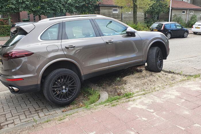 Bestuurder Porsche Cayenne geeft te hard gas en belandt op boomstronk