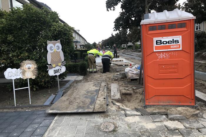 Onderzoek naar gaslucht in opengebroken straat