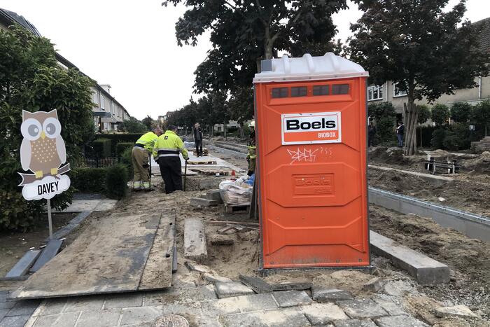 Onderzoek naar gaslucht in opengebroken straat