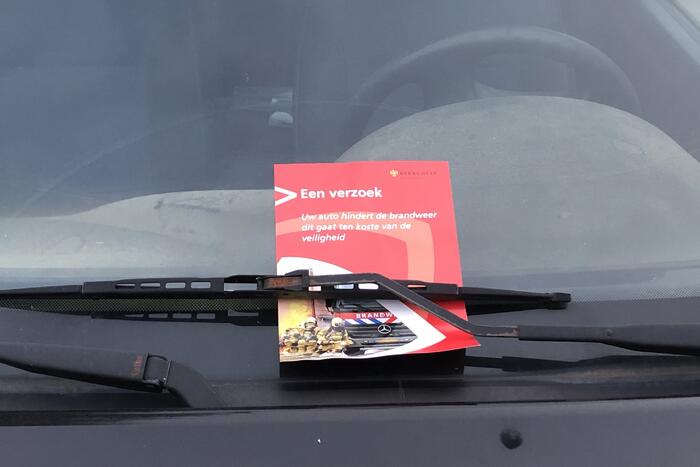 Onderzoek naar gaslucht in opengebroken straat