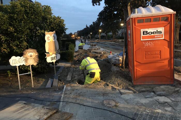 Onderzoek naar gaslucht in opengebroken straat