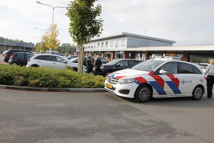 Automobilist botst frontaal op geparkeerde auto Winkelcentrum Sint Jobsplein