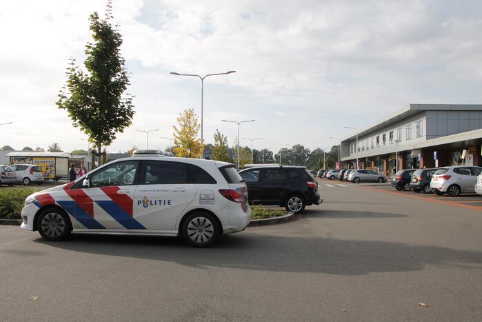 Automobilist botst frontaal op geparkeerde auto Winkelcentrum Sint Jobsplein