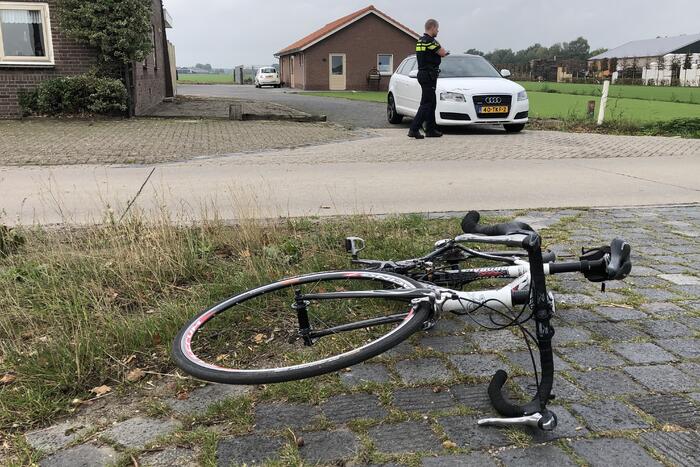 Wielrenner vliegt over motorkap van auto