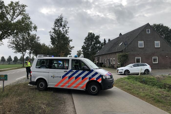 Wielrenner vliegt over motorkap van auto