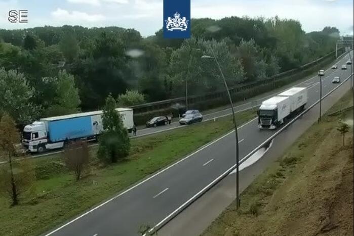 Vrachtwagen botst op personenauto op afrit Veldhoven-Zuid