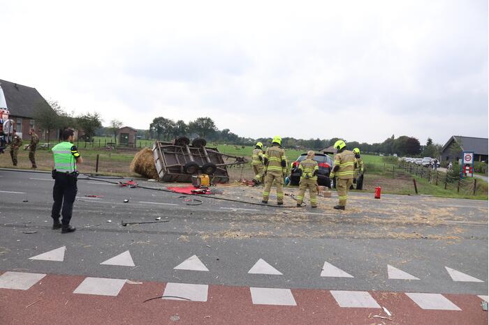 Auto met aanhanger botst met vrachtwagen