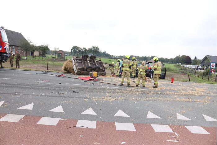 Auto met aanhanger botst met vrachtwagen