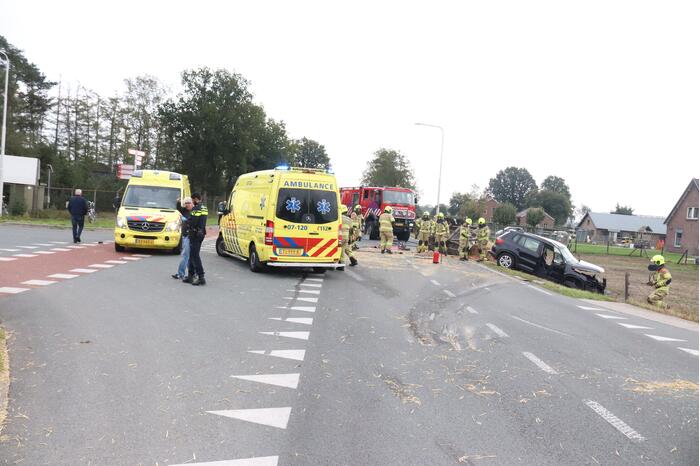 Auto met aanhanger botst met vrachtwagen