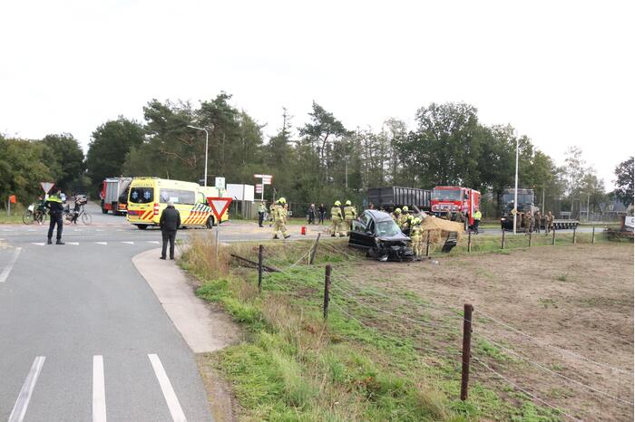 Auto met aanhanger botst met vrachtwagen