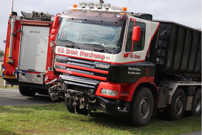 Auto met aanhanger botst met vrachtwagen