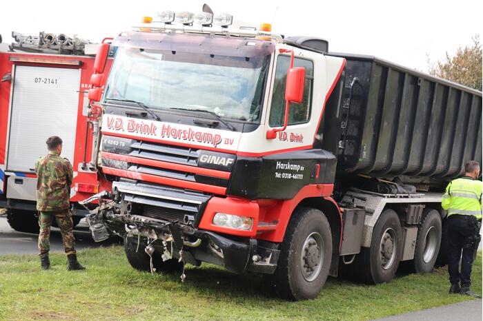 Auto met aanhanger botst met vrachtwagen