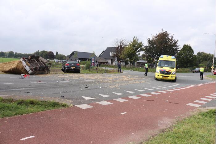 Auto met aanhanger botst met vrachtwagen