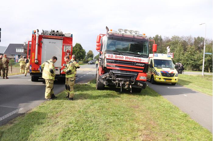 Auto met aanhanger botst met vrachtwagen