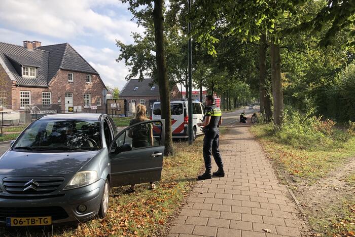 Fietser met oordopjes in aangereden bij oversteken