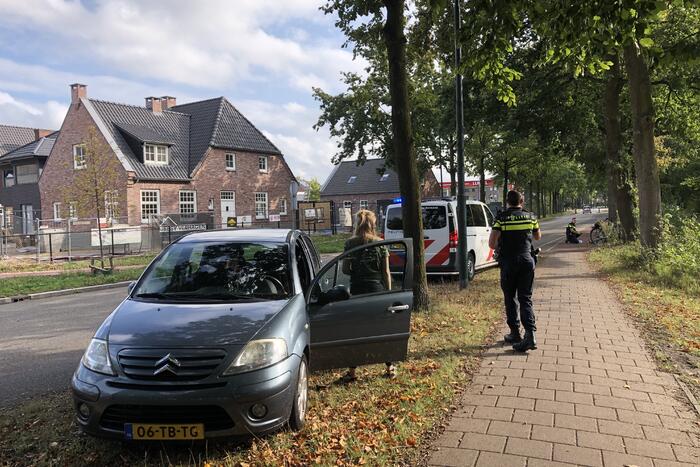 Fietser met oordopjes in aangereden bij oversteken