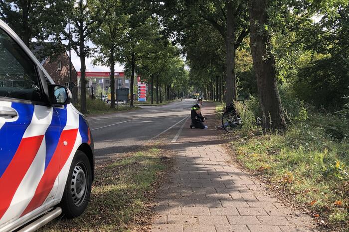 Fietser met oordopjes in aangereden bij oversteken