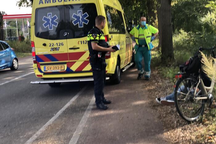 Fietser met oordopjes in aangereden bij oversteken