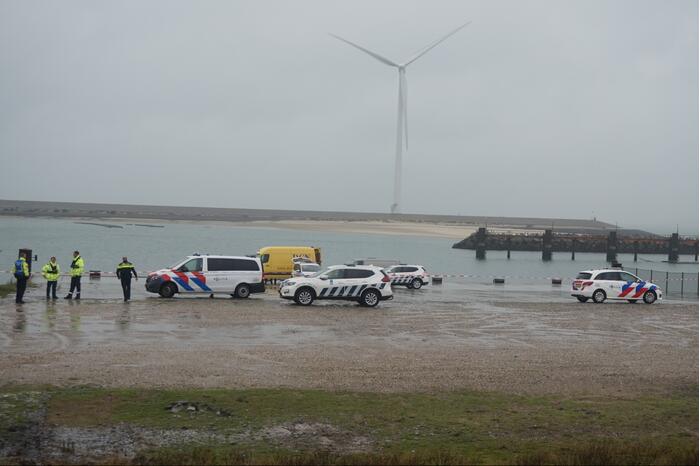 Duikers vinden auto met mogelijk inzittende