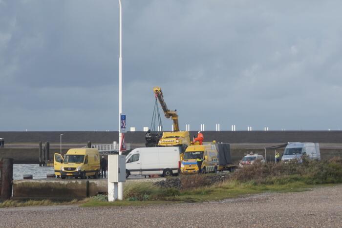 Duikers vinden auto met mogelijk inzittende