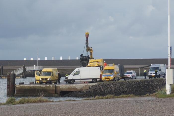 Duikers vinden auto met mogelijk inzittende
