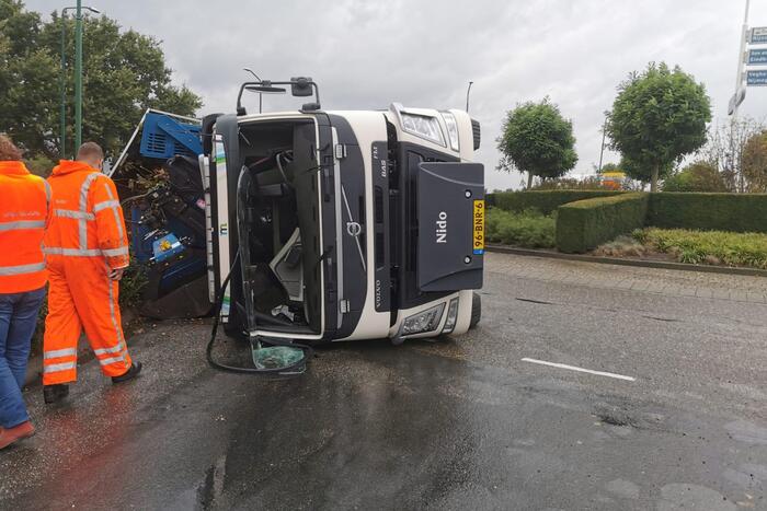 Vrachtwagen kantelt op rotonde