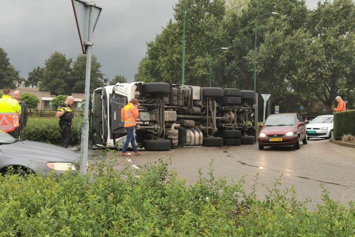 Vrachtwagen kantelt op rotonde